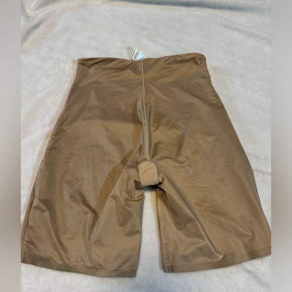 Spanx Reversible Smoothing Shorts - Picture 7 of 9